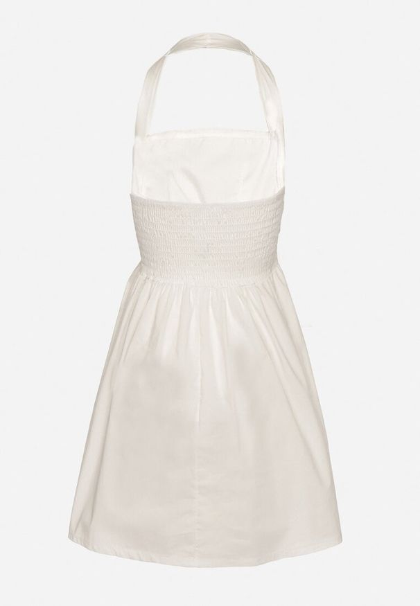 Born2be - Biała Bawełniana Sukienka Rozkloszowana na Szyję Kolaniela. Okazja: na co dzień. Kolor: biały. Materiał: bawełna. Sezon: wiosna. Typ sukienki: proste. Styl: elegancki, casual