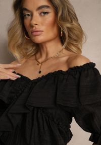 Renee - Czarna Bluzka z Falbankami i Bufiastymi Rękawami Aliviera. Okazja: na co dzień. Typ kołnierza: kołnierz z falbankami. Kolor: czarny. Materiał: jeans. Styl: elegancki, casual #3