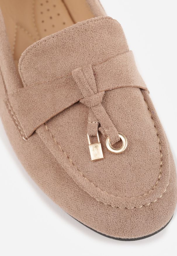 Renee - Ciemnobeżowe Mokasyny Ozdobione Metalowymi Aplikacjami Eunilla. Okazja: na co dzień. Kolor: beżowy. Materiał: jeans. Wzór: aplikacja. Styl: elegancki, casual, klasyczny