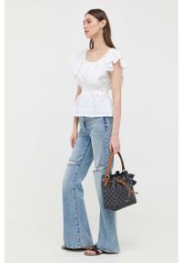 Guess bluzka bawełniana damska kolor biały gładka. Typ kołnierza: dekolt hiszpanka. Kolor: biały. Materiał: bawełna. Wzór: gładki #3