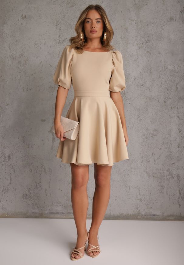 Renee - Beżowa Elegancka Sukienka z Bufiastymi Rękawami Odkrytymi Plecami i Wiązaniem Haritte. Kolor: beżowy. Typ sukienki: rozkloszowane. Styl: elegancki