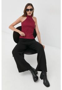 Guess top damski kolor bordowy. Typ kołnierza: dekolt halter. Kolor: czerwony. Materiał: materiał, dzianina, wiskoza. Wzór: gładki #3