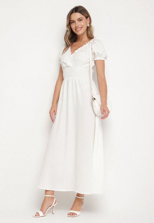 Born2be - Biała Sukienka Ozdobiona Bufkami Dolinossa. Okazja: na co dzień. Kolor: biały. Wzór: aplikacja. Sezon: lato. Styl: casual