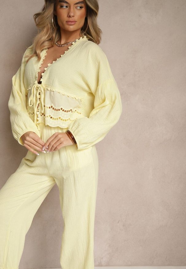 Renee - Żółty Komplet z Bawełny z Ażurowymi Wstawkami Bluzka z Wiązaniem i Spodnie Jaette. Kolor: żółty. Materiał: bawełna. Wzór: ażurowy
