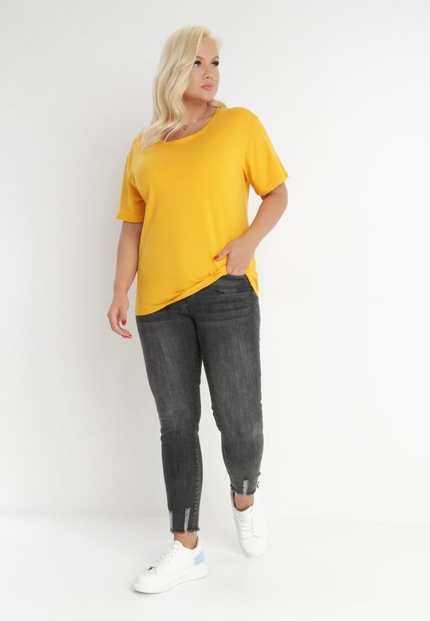 Born2be - Żółty T-shirt Aetheriel. Kolekcja: plus size. Kolor: żółty. Materiał: dzianina. Długość rękawa: krótki rękaw. Długość: krótkie. Wzór: gładki. Styl: sportowy, klasyczny