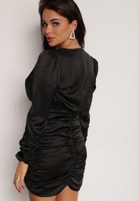 Renee - Czarna Sukienka Auxeira. Kolor: czarny. Materiał: satyna, materiał. Długość rękawa: długi rękaw. Typ sukienki: kopertowe. Długość: mini