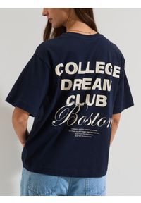 Sinsay - Bawełniana koszulka z napisem - granatowy. Kolor: niebieski. Materiał: bawełna. Wzór: napisy