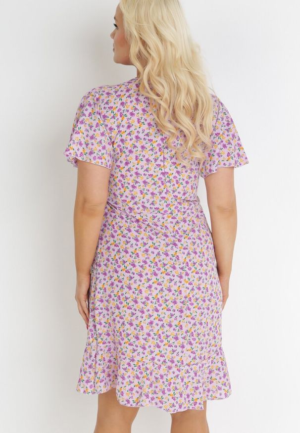 Born2be - Fioletowa Pudełkowa Sukienka w Kwiaty z Falbanką Temrance. Kolor: fioletowy. Wzór: kwiaty