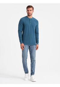 Ombre Clothing - Longsleeve męski z dzianiny waflowej zapinany pod szyją – niebieski denim V4. Okazja: na co dzień. Typ kołnierza: typu henley. Kolor: niebieski. Materiał: denim, dzianina. Długość rękawa: długi rękaw. Długość: długie. Styl: casual #3