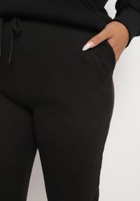 Born2be - Czarne Spodnie Dresowe z Gumką w Pasie oraz Troczkiem i Kieszeniami Liareine. Okazja: na co dzień. Kolor: czarny. Materiał: dresówka. Styl: casual, elegancki #3