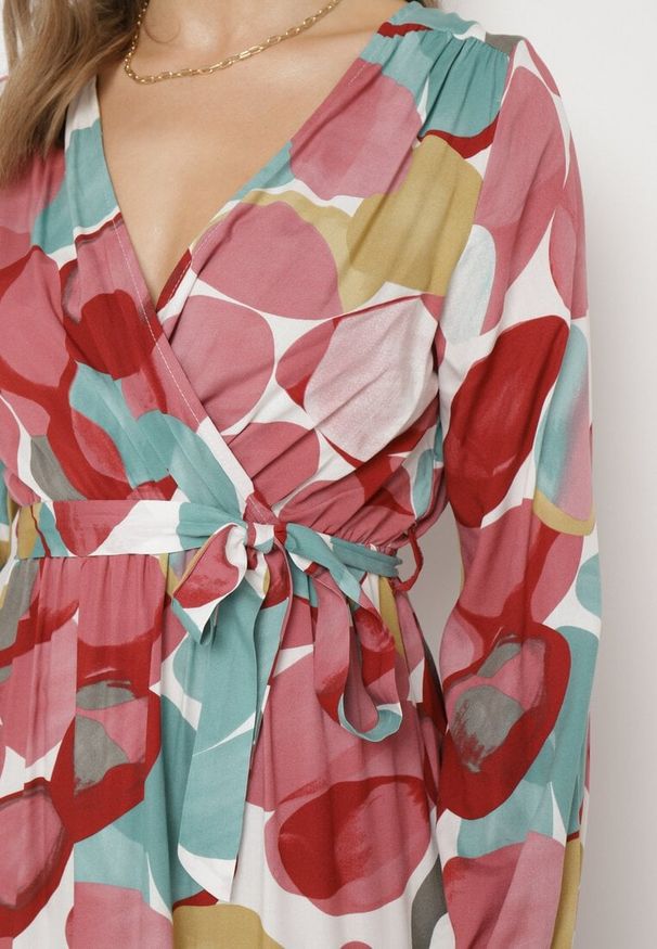 Born2be - Czerwona Wiskozowa Sukienka z Gumką w Pasie i Materiałowym Paskiem z Trójkątnym Dekoltem Fumella. Okazja: na co dzień. Kolor: czerwony. Materiał: wiskoza, materiał. Typ sukienki: proste. Styl: casual, klasyczny