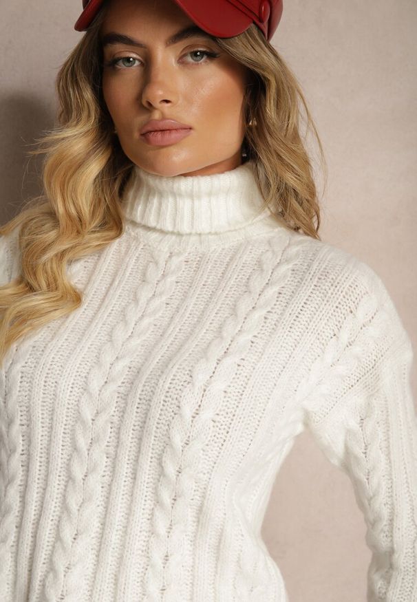 Renee - Jasnobeżowy Golf w Klasycznym Stylu Tortilla. Okazja: na spotkanie biznesowe. Typ kołnierza: golf. Kolor: beżowy. Materiał: jeans. Długość rękawa: długi rękaw. Długość: długie. Styl: klasyczny