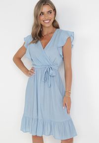 Born2be - Niebieska Rozkloszowana Sukienka z Gumką w Pasie Pabelin. Kolor: niebieski. Materiał: materiał. Typ sukienki: kopertowe #1