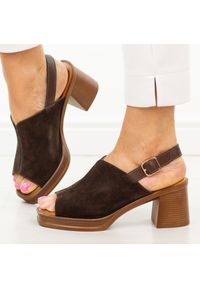 Czekoladowe skórzane sandały damskie Vinceza 39995. Okazja: na co dzień. Kolor: brązowy. Materiał: skóra, zamsz. Sezon: wiosna, lato, jesień. Obcas: na obcasie. Styl: casual, elegancki. Wysokość obcasa: średni #1