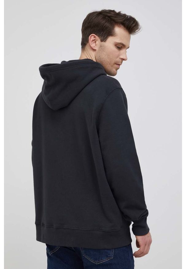 Levi's® - Levi's bluza bawełniana męska kolor czarny z kapturem z nadrukiem. Okazja: na spotkanie biznesowe, na co dzień. Typ kołnierza: kaptur. Kolor: czarny. Materiał: bawełna. Wzór: nadruk. Styl: casual, biznesowy
