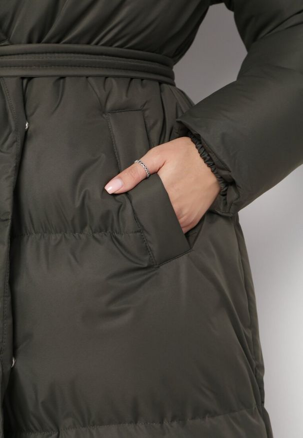 Born2be - Ciemnozielona Kurtka Płaszcz Zapinana na Napy Ukryte pod Plisą z Kieszeniami i Paskiem Ritallas. Okazja: na co dzień, na spacer. Kolor: zielony. Materiał: jeans. Długość: długie. Sezon: jesień. Styl: casual, elegancki