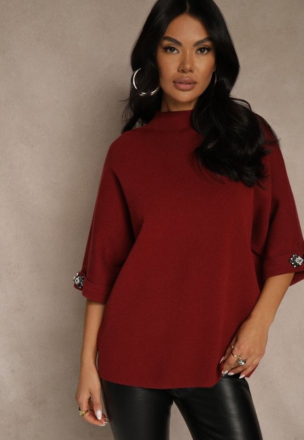 Renee - Bordowy Sweter z Cyrkoniami przy Rękawach Corentusa. Okazja: na co dzień. Kolor: czerwony. Materiał: jeans. Wzór: aplikacja. Styl: casual, elegancki