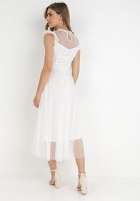 Born2be - Biała Sukienka Clymotis. Typ kołnierza: kołnierz z falbankami, kołnierzyk stójkowy. Kolor: biały. Materiał: koronka. Długość rękawa: bez rękawów. Długość: midi #6