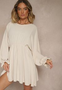 Renee - Jasnobeżowa Rozkloszowana Sukienka z Gumką w Talii i przy Mankietach Tesunela. Okazja: na co dzień. Kolor: beżowy. Styl: casual, elegancki