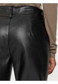 Gina Tricot Spodnie z imitacji skóry 23545 Czarny Regular Fit. Kolor: czarny. Materiał: skóra #3