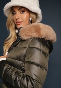 Renee - Ciemnozielona Dwustronna Kurtka Płaszcz z Klasycznym Pikowaniem i Kapturem z Futerkiem Nuncos. Kolor: zielony. Materiał: futro. Wzór: aplikacja. Styl: klasyczny #2