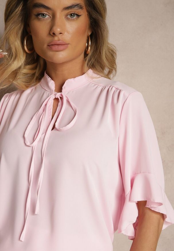 Renee - Różowa Bluzka z Falbanami i Wiązaniem Fadeassa. Okazja: na co dzień. Kolor: różowy. Sezon: lato, wiosna. Styl: casual