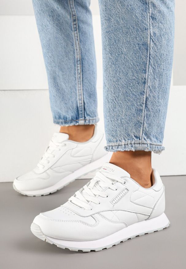 Born2be - Białe Klasyczne Sneakersy ze Skóry Naturalnej Xirivis. Okazja: na spotkanie biznesowe, do pracy, na co dzień. Kolor: biały. Materiał: skóra. Szerokość cholewki: normalna
