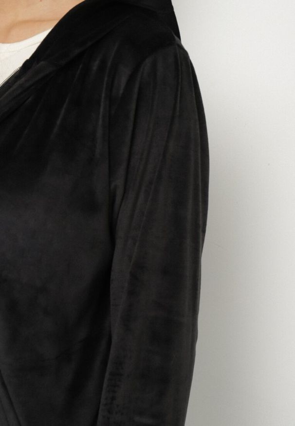 Born2be - Czarny Komplet Dresowy z Weluru Taliowana Bluza i Szerokie Spodnie Meandra. Kolor: czarny. Materiał: welur, dresówka. Wzór: aplikacja