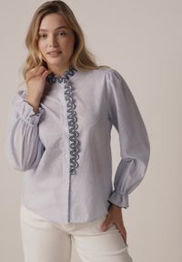 Born2be - Niebieska Koszula z Bawełny Ozdobiona Haftowaną Falbanką Zenatia. Okazja: na co dzień. Kolor: niebieski. Materiał: bawełna. Wzór: aplikacja, haft. Styl: casual, elegancki, klasyczny #2