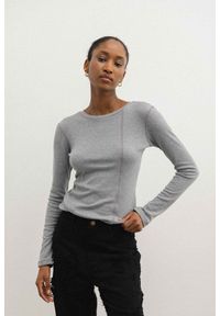 Marsala - Klasyczny longsleeve z delikatnej dzianiny w kolorze CLASSIC GREY interlock- SOFT-M/L. Okazja: na co dzień. Typ kołnierza: dekolt w łódkę. Kolor: szary. Materiał: dzianina. Długość rękawa: długi rękaw. Długość: długie. Wzór: gładki. Styl: klasyczny