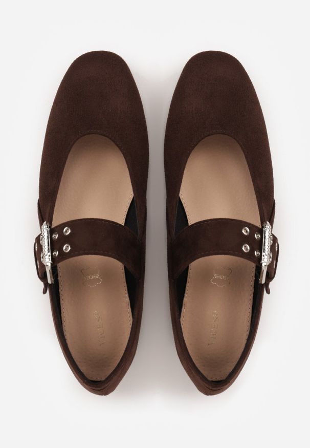 Born2be - Ciemnobrązowe Balerinki Vices w Krowie Łaty ze Skórzaną Wkładką i Szerokim Paskiem ze Sprzączką Rilucea. Okazja: na co dzień. Zapięcie: pasek. Kolor: brązowy. Materiał: skóra. Obcas: na płaskiej podeszwie. Styl: casual, rockowy