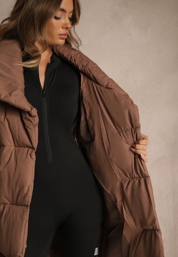 Renee - Jasnobrązowa Kurtka z Wysokim Kołnierzem Zapinana na Napy z Paskiem Luliriva. Okazja: na co dzień. Kolor: brązowy. Materiał: jeans. Długość: długie. Styl: casual, elegancki