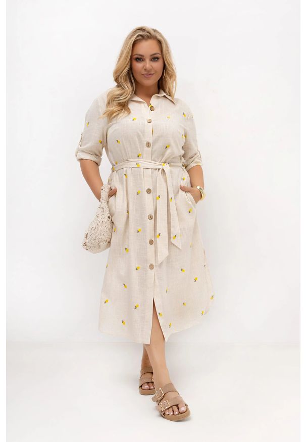 Moda Size Plus Iwanek - Beżowa sukienka koszulowa w cytrynki Lemone z paskiem – bawełna i len OVERSIZE PLUS SIZE LATO. Okazja: na co dzień, do pracy, na spacer. Typ kołnierza: dekolt w kształcie V. Kolekcja: plus size. Kolor: beżowy. Typ sukienki: oversize, dla puszystych, koszulowe. Materiał: bawełna, len. Sezon: lato. Styl: wakacyjny, casual, klasyczny, elegancki. Długość: midi