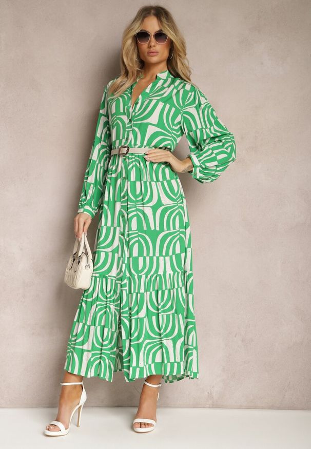 Renee - Zielona Długa Sukienka Rozkloszowana w Geometryczne Wzory z Kołnierzykiem Skulle. Okazja: na co dzień. Kolor: zielony. Materiał: tkanina. Wzór: geometria. Typ sukienki: rozkloszowane. Styl: casual, elegancki, klasyczny. Długość: maxi