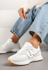 Renee - Białe Sneakersy z Geometrycznym Wzorem Jenaviella. Okazja: na co dzień. Kolor: biały. Materiał: jeans. Wzór: geometria