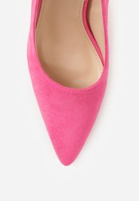 Renee - Fuksjowe Czółenka na Słupku Ozdobione Paskiem i Metaliczną Aplikacją Lannethe. Okazja: na randkę. Zapięcie: pasek. Kolor: różowy. Wzór: aplikacja. Obcas: na słupku. Styl: klasyczny #3