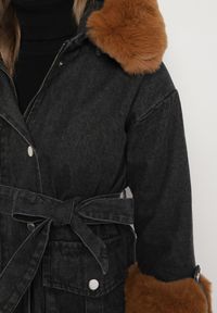 Born2be - Czarna Jeansowa Kurtka z Kapturem i Paskiem oraz Futerkiem na Napy Tarasima. Okazja: na co dzień. Typ kołnierza: kaptur. Kolor: czarny. Materiał: futro, jeans. Styl: casual #3