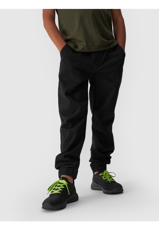 4f - 4F Spodnie casual joggery chłopięce - czarne 128 (7-8 lat). Okazja: na co dzień. Kolor: czarny. Materiał: bawełna, tkanina, elastan, materiał. Wzór: jednolity. Sezon: lato. Styl: casual