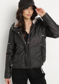 Born2be - Czarna Casualowa Kurtka z Kapturem i Ozdobnymi Sznurkami Evialinae. Okazja: na co dzień. Typ kołnierza: kaptur. Kolor: czarny. Materiał: jeans, poliester. Styl: casual #3