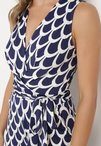 Born2be - Granatowo-Biały Taliowany Kombinezon z Kopertowym Dekoltem i Materiałowym Paskiem w Talii Feranea. Okazja: na co dzień. Kolor: niebieski. Materiał: materiał. Styl: klasyczny, casual, elegancki #3