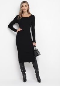 Born2be - Czarna Dopasowana Sukienka z Prążkowanej Dzianiny Jozeli. Okazja: na co dzień, na spotkanie biznesowe. Kolor: czarny. Materiał: dzianina, prążkowany. Długość rękawa: długi rękaw. Sezon: zima, jesień. Styl: casual, elegancki, biznesowy. Długość: midi