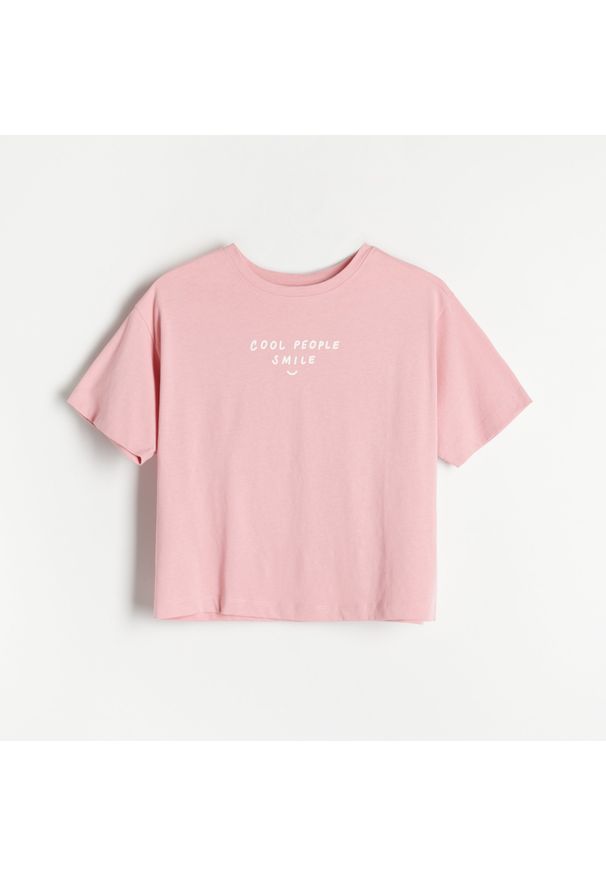 Reserved - T-shirt z napisem - Różowy. Kolor: różowy. Wzór: napisy