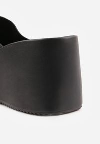 Born2be - Czarne Klapki w Stylu Casual na Platformie z Koturnem Penoris. Okazja: na co dzień. Kolor: czarny. Materiał: jeans, len. Sezon: lato. Obcas: na koturnie. Styl: casual #2