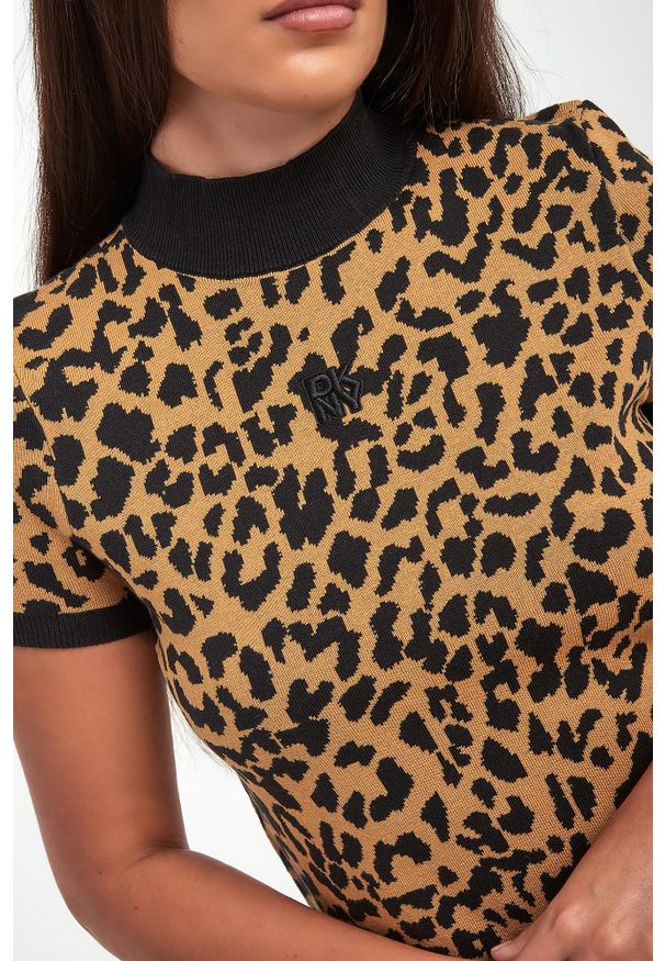 Sweter damski w panterkę DKNY. Wzór: motyw zwierzęcy