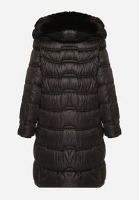 Born2be - Czarna Pikowana Kurtka Płaszcz za Kolano z Kapturem i Futerkiem Naelora. Typ kołnierza: kaptur. Kolor: czarny. Materiał: futro #4