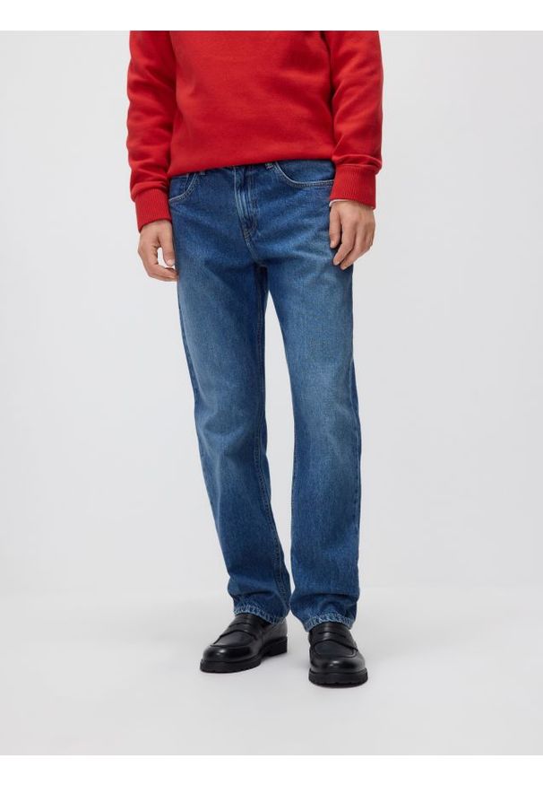 Reserved - Jeansy straight z efektem sprania - granatowy. Kolor: niebieski. Materiał: jeans