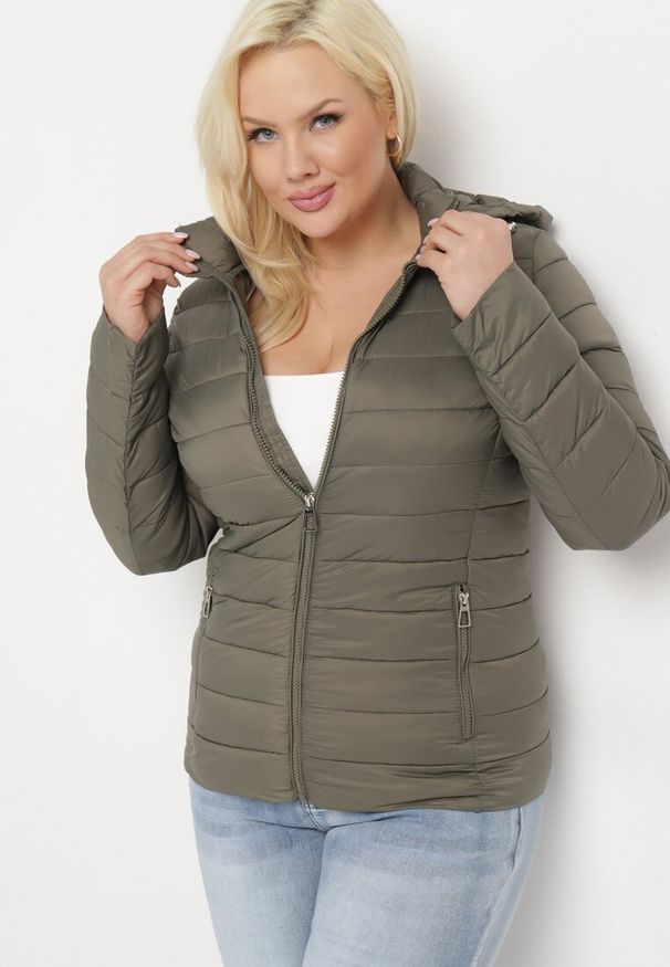 Born2be - Ciemnozielona Kurtka Pikowana Stelle. Okazja: na co dzień. Kolekcja: plus size. Kolor: zielony. Długość: długie. Wzór: gładki. Materiał: materiał, tkanina. Długość rękawa: długi rękaw. Sezon: zima, jesień. Styl: casual