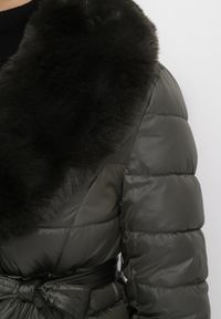 Born2be - Ciemnozielona Pikowana Kurtka z Paskiem i Futrzanym Kołnierzem Gunnitte. Typ kołnierza: bez kaptura. Kolor: zielony. Materiał: futro. Styl: elegancki #4