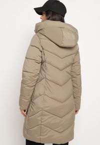 Born2be - Beżowa Długa Kurtka Pikowana z Kapturem i Ozdobnymi Suwakami Hediella. Okazja: na co dzień. Typ kołnierza: kaptur. Kolor: beżowy. Materiał: jeans, dzianina. Długość: długie. Styl: klasyczny, casual, elegancki #7