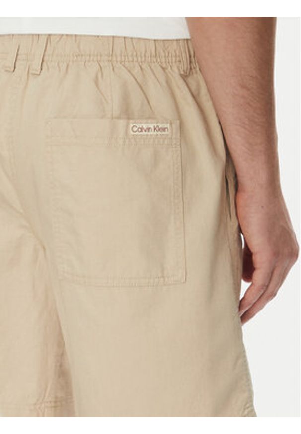 Calvin Klein Jeans Szorty materiałowe J30J327300 Beżowy Regular Fit. Kolor: beżowy. Materiał: bawełna